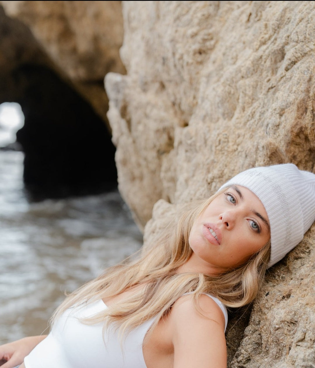 the cashmere snow white beanie